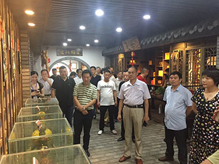 2019年建甌市工商聯(lián)（商會）半年工作會議各級領導及會員企業(yè)家到雙龍戲珠酒業(yè)參觀調(diào)研