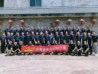 好酒敬英雄|退伍老兵走進(jìn)雙龍戲珠探秘洞藏醬酒