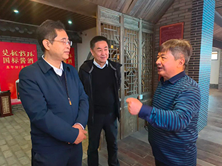 中輕聯(lián)考察組蒞臨雙龍戲珠酒業(yè)考察酒產(chǎn)業(yè)發(fā)展